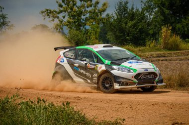 THAILAND, KAMPHAENG PHET - 13 Eylül: Sürücü Pongtewan Meewattana ve yardımcısı Yutthachai Poompoly F2 Tayland Ralli Şampiyonası 'nda bir Ford Fiesta yarışında 2020 Tur 3, Tayland Kamphaeng Phet, Tayland.