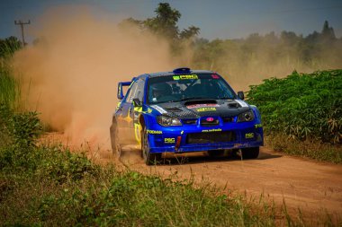THAILAND, KAMPHAENG PHET - 13 EPTEMBER: Sürücü Sarun Sereethoranakul ve yardımcısı Chupong Chaiwan F2 Tayland Ralli Şampiyonası 2020 Tur 3, Tayland Kamphaeng Phet, Tayland.