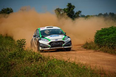 THAILAND, KAMPHAENG PHET - 13 Eylül: Sürücü Pongtewan Meewattana ve yardımcısı Yutthachai Poompoly F2 Tayland Ralli Şampiyonası 'nda bir Ford Fiesta yarışında 2020 Tur 3, Tayland Kamphaeng Phet, Tayland.