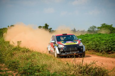 THAILAND, KAMPHAENG PHET - SEPTEMBER 13: sürücü Rakphong Sa-Nguanphan ve yardımcısı Thatchakorn Amkhuayuen F2 Tayland Ralli Şampiyonası 2020 Kamphaeng Phet, Tayland 2020 Round 'da Mitsubishi Mirage yarışında.