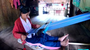 CHIANG MAI, THAILAND - 20 Eylül 2020: Chiang Mai, Tayland 'da geleneksel Karen Kabilesi Dokuması. 