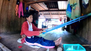 CHIANG MAI, THAILAND - 20 Eylül 2020: Chiang Mai, Tayland 'da geleneksel Karen Kabilesi Dokuması. 