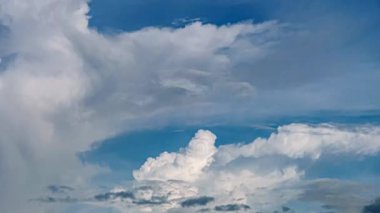 Zaman aşımı videosu 4K, güzel hareket eden bulutlar ve mavi gökyüzü arkaplanı, bulutlu manzara görüntüleri