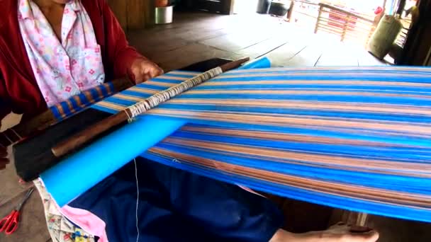 Жінка Карен Племінна Ткацтво Традиційних Сільській Місцевості Відео — стокове відео