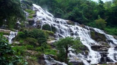 Mae Ya şelalesi Doi Inthanon Ulusal Parkı 'nın en ünlü şelalesidir, Chiang Mai, Tayland. Tayland 'ın en çok ziyaret edilen turistik yerlerinden biri.
