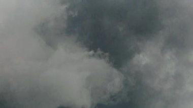 Zaman aşımı videosu 4K, gökyüzünde hareket eden güzel kara dramatik bulutlar, bulutlu manzara görüntüleri.