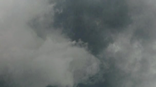 時間経過ビデオ4K 美しい空に暗い劇的な雲を移動 雲の映像 — ストック動画