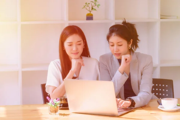 소녀는 위에서 컴퓨터를 사용하여 방향과 영감을 즐긴다 — 스톡 사진