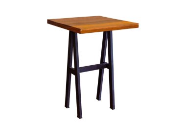 Tahta masa çelik bacaklar, beyaz arka planda kırpma yolu ile basitçe izole edilmiş..