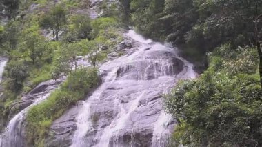 Tak, Tayland 'daki ormanda Pitukro Şelalesi olarak da bilinir. Doğadaki güzel şelale