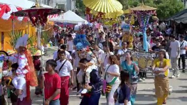 CHIANG MAI, THAILAND-MARCH 28, 2025: Poy Sang Long festivali çocukları Budist acemi papazlık töreninde süslü kostümler giydiler. Acemi keşiş olmak için bir erkek seremonisi.