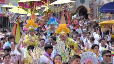 CHIANG MAI, THAILAND-MARCH 12, 2025: Poy Sang Long festivali çocukları Budist acemi papazlık töreninde süslü kostümler giydiler. Acemi keşiş olmak için bir erkek seremonisi.