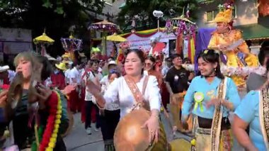 CHIANG MAI, THAILAND-MARCH 28, 2025: Poy Sang Long festivali çocukları Budist acemi papazlık töreninde süslü kostümler giydiler. Acemi keşiş olmak için bir erkek seremonisi.