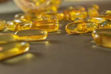 Jelatin kapsül ilaç ile tablo arasında dağılmış.