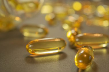 Jelatin kapsül ilaç ile tablo arasında dağılmış.