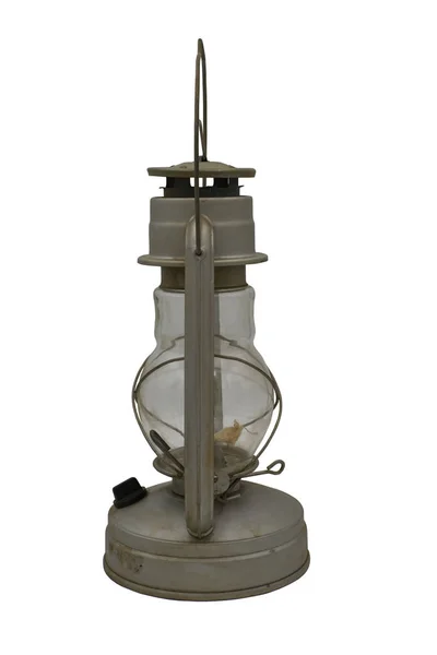 Lâmpada de querosene de ferro velha. Isolar em um fundo branco . — Fotografia de Stock