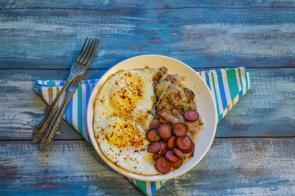 Œufs brouillés avec bacon, oignon et saucisse . — Photo