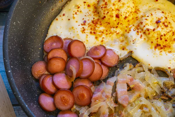 Œufs brouillés avec bacon, oignon et saucisse . — Photo