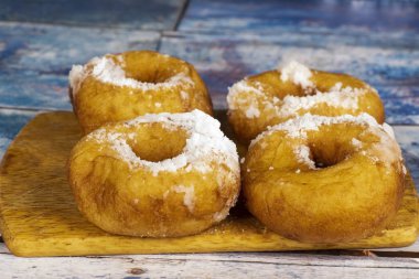 Masada pudra şekeri ile taze çörekler