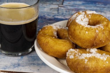 Masada pudra şekeri ile taze çörekler