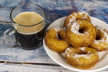 Masada pudra şekeri ile taze çörekler