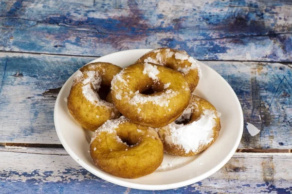 Verse donuts met poedersuiker op tafel — Stockfoto