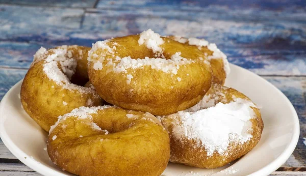 Frische Donuts mit Puderzucker auf dem Tisch — Stockfoto