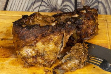 Domuz kaburga ahşap kesme Kurulu üzerinde baharat ile pişmiş