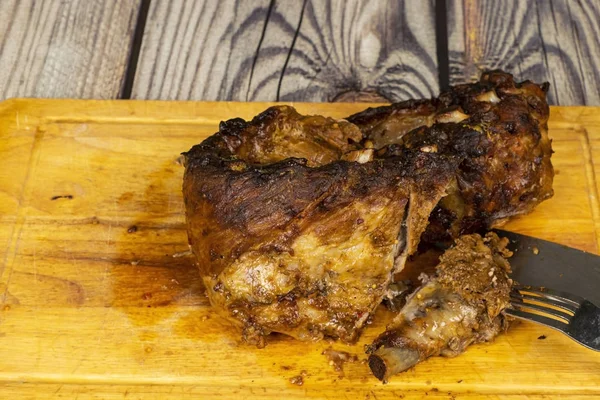 Costillas de cerdo al horno con especias en tabla de cortar de madera — Foto de Stock