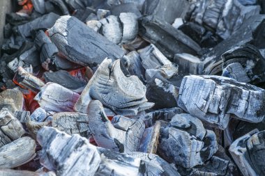 Barbekü için yanan ve sıcak kömür briketleri ile Barbekü ızgara, yakın çekim