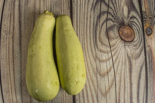 Zucchini på ett träbord. Höstskörden Thanksgiving Day. — Stockfoto