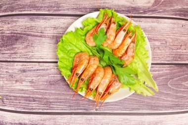 Pişmiş Atlantik karides maydanoz ve limon salatası ile servis