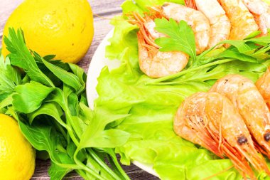 Pişmiş Atlantik karides maydanoz ve limon salatası ile servis