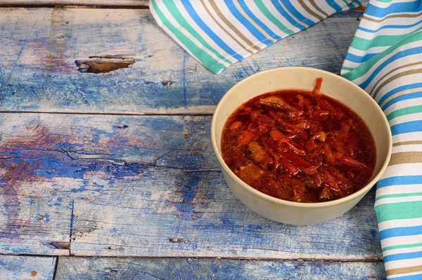 A sopa no prato na mesa. Almoço em estilo rústico . — Fotografia de Stock