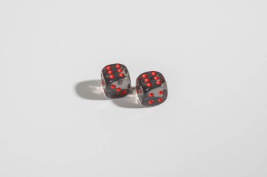 Beyaz bir arka plan üzerinde zar. Yalıtmak