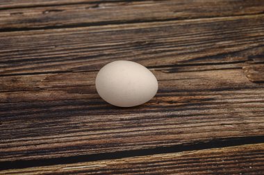 Ahşap masa arka planda tavuk yumurtası. yakın çekim