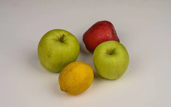 Beyaz arka planda olgun yeşil ve kırmızı elmalar. Yalıtmak — Stok fotoğraf