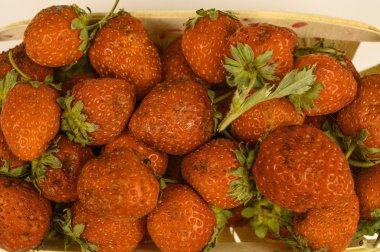 Masada olgun kırmızı çilek yakın çekim.