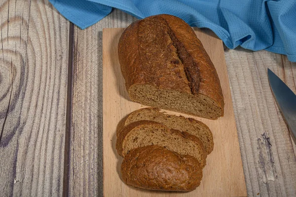 Свежий хлеб на деревянной доске . — стоковое фото