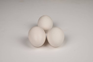 Beyaz arka planda tavuk yumurtası. Yalıtmak