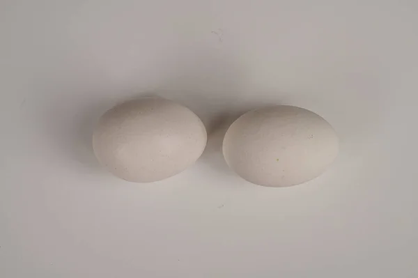 Hühnerei auf weißem Hintergrund. Nicht isolieren — Stockfoto
