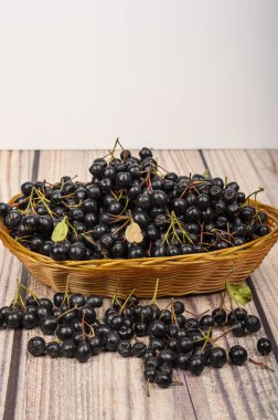 Masada bir hasır sepet olgun Aronia çilek