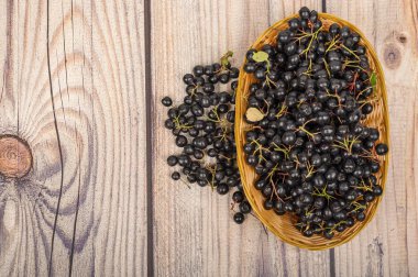 Masada bir hasır sepet olgun Aronia çilek