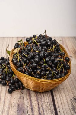 Masada bir hasır sepet olgun Aronia çilek