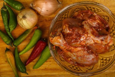 Tavuk bacakları kızartma için baharat ile marine