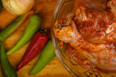 Tavuk bacakları kızartma için baharat ile marine