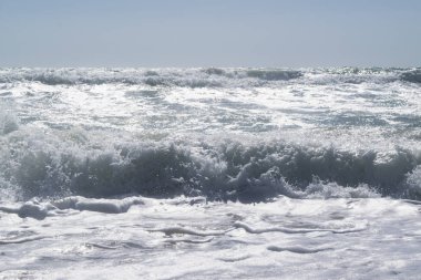 Karadeniz. Yaz fırtınası. Kumlu plajda dalgalar lapping.