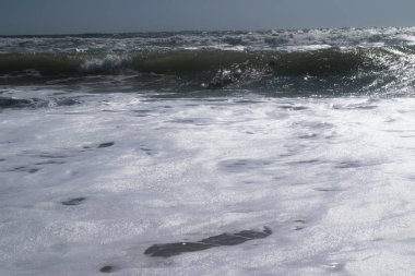 Karadeniz. Yaz fırtınası. Kumlu plajda dalgalar lapping.