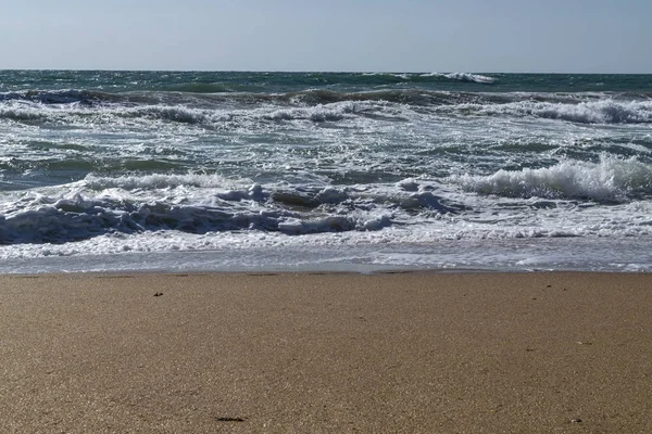 Mar Nero. Tempesta estiva. Onde che lambiscono la spiaggia sabbiosa . — Foto Stock