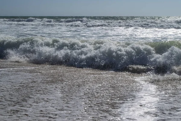 Черное море. Летняя буря. Волны кружатся на песчаном пляже . — стоковое фото
